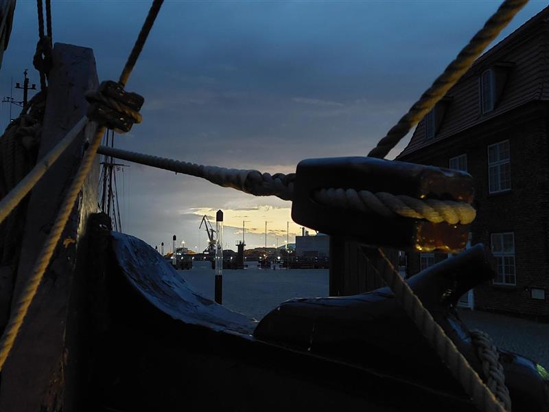 Blick auf Sonnenuntergang im Hafen von der Kogge