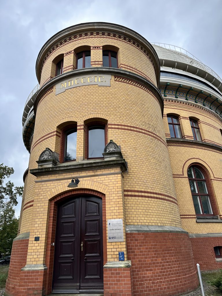 Gebäude auf dem Telegrafenberg - beinhaltet großen Refkraktor